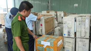 Tạm giữ hàng ngàn sản phẩm điện tử trị giá 7,5 tỷ đồng