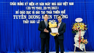 Khen thưởng thầy giáo dũng cảm cứu người trong lũ dữ