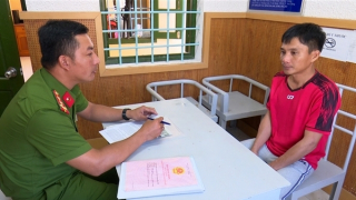 Khởi tố cán bộ địa chính xã hứa làm giấy tờ đất để chiếm đoạt gần 500 triệu đồng