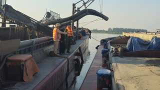 CSGT bắt quả tang 2 tàu hút cát trái phép lúc nửa đêm