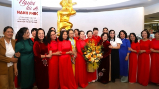 Nhà giáo, nhà văn Nguyễn Thị Mỹ Dung trao tặng kỷ vật cho Bảo tàng Phụ nữ Việt Nam