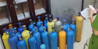 Hơn 30 bình khí cười theo xe bán tải chuẩn bị tới các tụ điểm giải trí