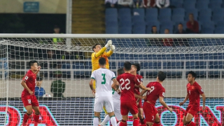 Thua Iraq, HLV Troussier than sân Mỹ Đình kém khiến tuyển Việt Nam khó kiểm soát bóng