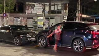 Cãi nhau chuyện làm ăn, lái xe sang húc nhau giữa ngã tư đông người