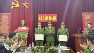 Thăm và tặng giấy khen cán bộ bị thương khi thi hành công vụ