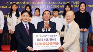 Tiếp nhận học bổng của Tập đoàn Charmvit trao tặng con thương binh, liệt sĩ CAND