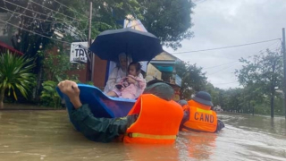 Những người lính dầm mình trong lũ cứu dân