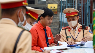 Phạt tiền, tước GPLX của tài xế chở khách không có hợp đồng