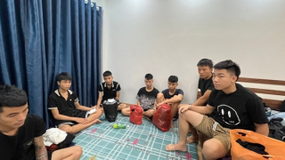 Gạ người già mua thuốc đông y, khám bệnh miễn phí rồi chiếm đoạt tiền tỷ