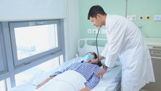 Cứu sống thiếu nữ bị tai nạn giao thông đứt phế quản