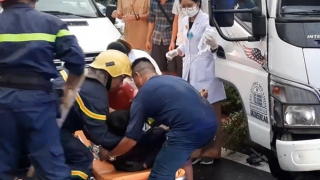 Cảnh sát dùng banh thuỷ lực giải cứu tài xế mắc kẹt trong cabin