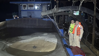 Cảnh sát bắt 2 tàu hút cát trái phép ở Ba Vì