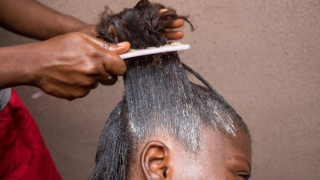 Dai dẳng vụ kiện thuốc duỗi tóc gây ung thư