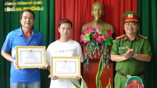 Khen thưởng 5 cá nhân tham gia truy bắt tội phạm trộm cắp và cướp tài sản