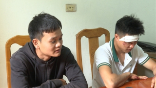 Xe máy kẹp ba, không mũ bảo hiểm, "thông chốt" tổ công tác