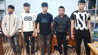 Bắt giữ người trái pháp luật và cướp xe máy để đập phá