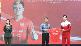 Đội trưởng CLB Công an Hà Nội "trổ tài" tâng bóng tại Trường THPT Việt Đức