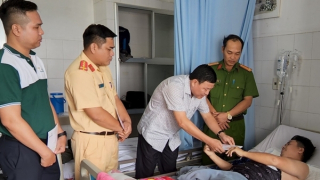 Thăm hỏi, hỗ trợ đại úy Công an bị đứt lìa 2 chân khi truy bắt cát tặc