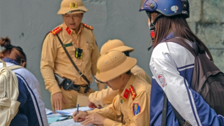 Xử lý nhiều học sinh Hà Nội đầu trần lái xe máy lao vun vút trên đường