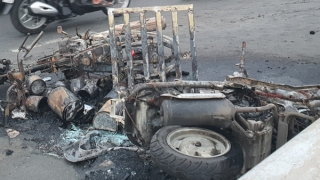 Sau va chạm, 2 xe máy cháy trơ khung trên cầu vượt Quang Trung