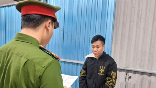 Dùng bình hơi cay tấn công Cảnh sát