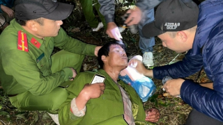 Công an huyện Tân Uyên xuyên rừng trong đêm cứu phi công dù lượn gặp nạn