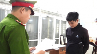 Nhân viên ngân hàng lừa đồng nghiệp tiền tỷ để trả nợ, chơi game