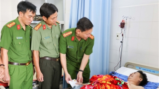 Công an TP Cần thơ thăm hỏi, hỗ trợ Đại úy Công an bị đứt lìa 2 chân khi bắt cát tặc