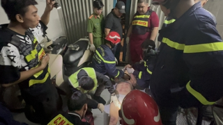 Cứu hộ người đàn ông nghi ăn trộm bị mắc kẹt giữa hai bức tường