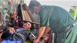 Cứu 7 ngư phủ bị chìm tàu, trôi dạt trên biển