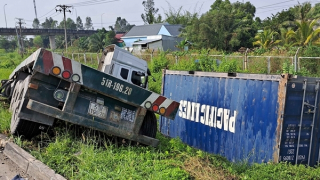 Xe đầu kéo tông sập ta luy, lao khỏi đường cao tốc