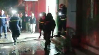 Cuộc giải cứu hai bà cháu mắc kẹt trong đám cháy của lính cứu hỏa