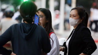 Học sinh đầu trần, kẹp ba, lạng lách; phụ huynh “xin bỏ qua vì các cháu còn nhỏ”!