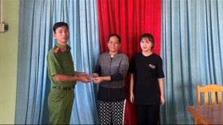 Nữ sinh không tham của rơi, trả lại tài sản cho du khách