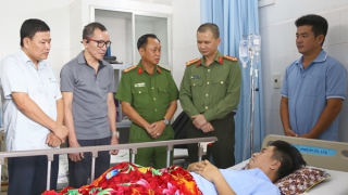 Báo CAND và Công ty Duy Lợi trao 50 triệu đồng hỗ trợ Đại úy Trần Hoàng Ngôi