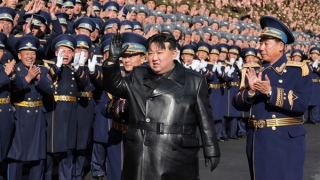 Ông Kim Jong-un thăm trụ sở không quân cùng "nhân vật đặc biệt"