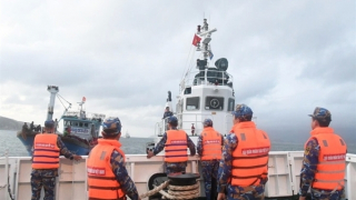 Cứu hộ tàu cá cùng 14 ngư dân lâm nạn trên biển về đến Cam Ranh an toàn