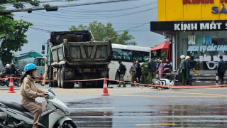 Xe tải va chạm với xe máy cùng chiều, 2 vợ chồng thương vong