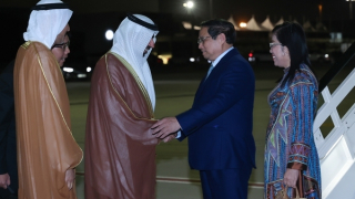 Thủ tướng tới Dubai, bắt đầu tham dự COP28 và hoạt động song phương tại UAE