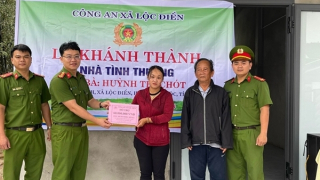 Công an xã tặng nhà tình thương cho người phụ nữ có chồng chết do lật thuyền