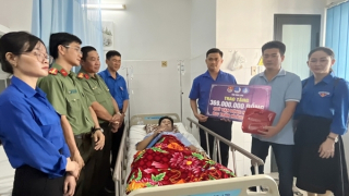 Trao huy hiệu "Tuổi trẻ dũng cảm" tặng Đại úy Trần Hoàng Ngôi