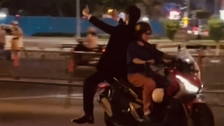 Chơi ngông, đứng trên xe máy ghi hình rồi đăng TikTok