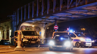 Khách du lịch bị tấn công bằng dao ngay gần Tháp Eiffel của Pháp