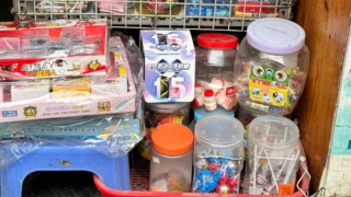 Cẩn trọng với bánh, kẹo “lạ” ngoài cổng trường