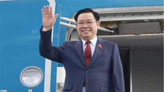 Chủ tịch Quốc hội Vương Đình Huệ lên đường dự Hội nghị Cấp cao Quốc hội CLV