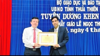 Tặng bằng khen thầy giáo dũng cảm cứu 3 người thoát chết trong lũ