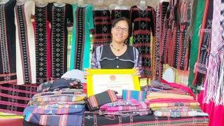 Những đôi tay mềm trên gấm hoa thổ cẩm