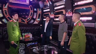 Quán karaoke ngoài cửa đóng then cài, trong vẫn “bung lụa”