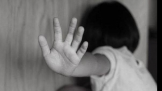 Thầy giáo dụ học sinh 8 tuổi chơi trò "bịt mắt đoán đồ vật" rồi hãm hiếp