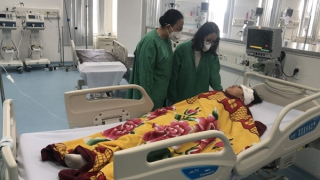 Nam sinh lớp 7 cầm kéo đâm bạn nữ cùng lớp nguy kịch rồi định nhảy lầu tự tử